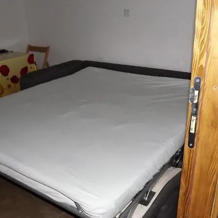 Cozy 16 With Double Bed Sleeper Couch * Split