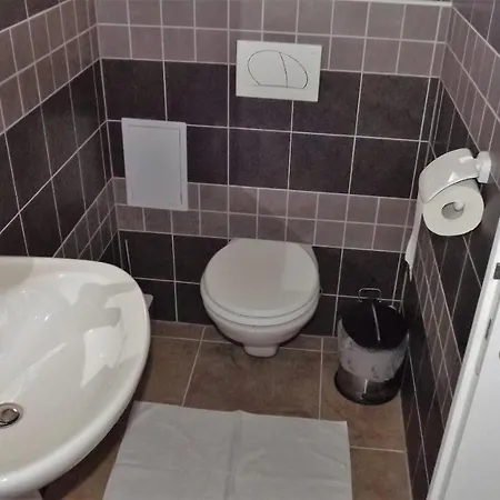 Cozy 16 With Double Bed Sleeper Couch Apartment *
