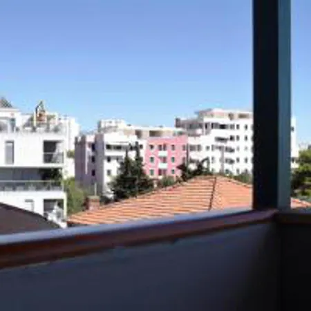Cozy 16 With Double Bed Sleeper Couch Apartman